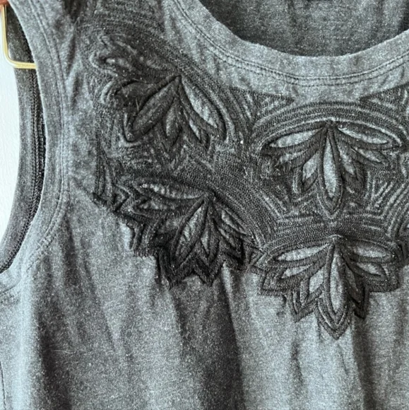 Embroidered sleeveless top - Picture 2 of 3